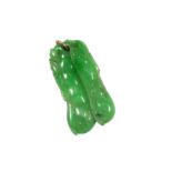 A CHINESE CARVED JADE PEAPODS PENDANT WITH GOLD BAIL Two peapods on a leafy vine. (40mm x 21mm,