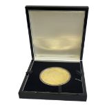A LARGE 24CT GOLD PLATED COMMEMORATIVE 5 CROWNS COIN, TITLED 'THE 2013 ENTHRONED CORONATION SUPER