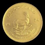 A SOUTH AFRICAN 22CTC GOLD 1OZ KRUGERRAND COIN, DATED 1974 With portrait but and springbok to