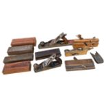 A COLLECTION OF WOODWORKING ITEMS TO INCLUDE BRASS AND WOODEN SHOULDER PLANE, RECORD NO. 4 SMOOTHING