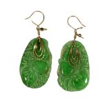 A CHINESE PAIR OF 9CT GOLD AND CARVED JADE DROP EARRINGS Having carved gourd and peach