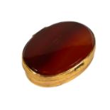 A VICTORIAN YELLOW METAL CARNELIAN AGATE OVAL BOX, YELLOW METAL TESTED AS 18CT YELLOW GOLD. (gross