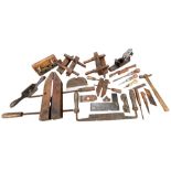 A COLLECTION OF WOODWORKING TOOL TO INCLUDE THREE GROOVING PLANES, STANLEY COMPASS PLANE, CABINET