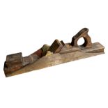 A LARGE LATE 19TH/EARLY 20TH CENTURY JOINTER PLANE TOOL FOR WOODWORKING. (length 55.5cm x w 8cm)