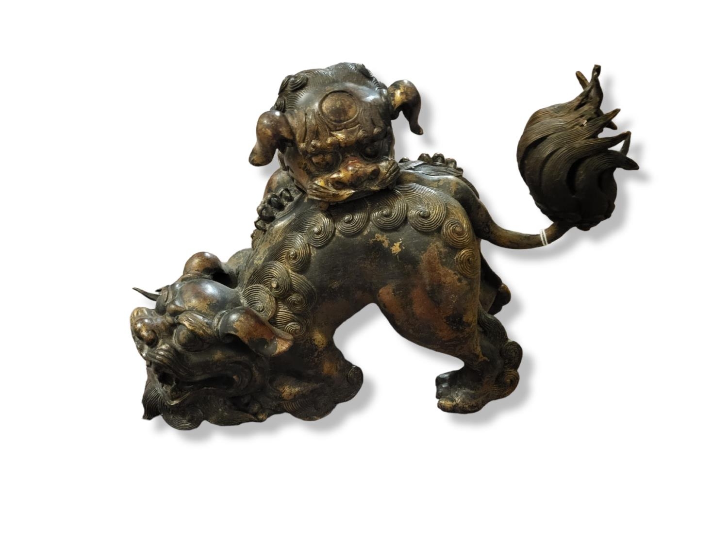 A 20TH CENTURY CHINESE BRONZE INCENSE BURNER AND COVER CAST AS TEMPLE GUARDIANS. (length 22cm x h