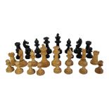A POST EDWARDIAN EBONY AND ROSEWOOD STAUNTON PATTERN STYLE COMPLETE CHESS SET, CIRCA 1910 - 1920