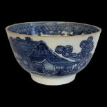 A CHINESE 18TH CENTURY EXPORT WARE PORCELAIN BLUE AND WHITE TEA BOWL Decorated with an early
