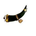 AN EARLY 20TH CENTURY 9CT GOLD AND JADE BROOCH CARVED AS A TIGER’S CLAW With gold mounts and