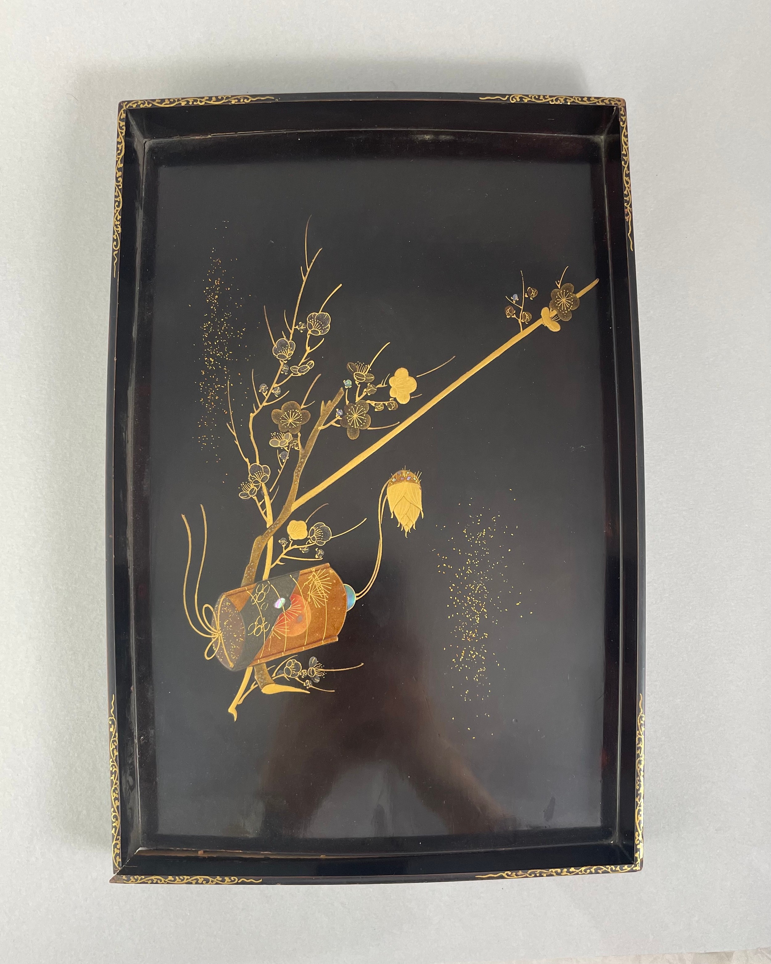 A PAIR OF 20TH CENTURY JAPANESE BLACK LACQUERED INRO DECORATED SERVING TRAYS Centrally inlaid with - Image 2 of 5