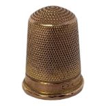 A LATE EDWARDIAN 9CT GOLD THIMBLE, BIRMINGHAM, 1909 Maker by Jonathan Symonds, fully stamped on