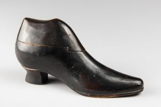 A VICTORIAN ENGLISH TREEN TABLE SNUFF BOX CARVED IN THE FORM OF A SHOE. (h 9cm x w 18cm x d 5cm)