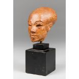 A 20TH CENTURY PLASTER HEAD OF AMARNA PRINCESS UPON A WOODEN PLINTH. Brass disc to base inscribed ‘