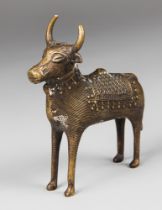 AN EARLY 20TH CENTURY INDIAN BASTAR DHOKRA TRIBE LOST WAX BRONZE OF A BRAHMAN BULL. (h 16cm x w 13cm