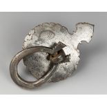 A LARGE AND UNUSUAL ANTIQUE HAND FORGED IRON DOOR KNOCKER. h 17cm x w 13cm x d 12cm (including