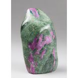 A RUBY ZOISITE FREEFORM 2.6KG (h 19.5cm x w 12cm x d 10cm)