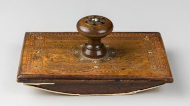 AN ANTIQUE ANGLO-INDIAN BRASS, BONE AND WOOD INLAY ROCKER BLOTTER. (h 6.5cm x w 15cm x d 9.5cm).