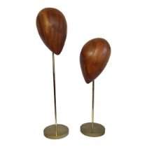 A PAIR OF VINTAGE HARDWOOD AND BRASS WIG STANDS Graduated pear form hardwood heads and brass