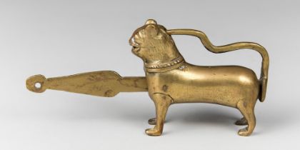 A LATE 19TH/EARLY 20TH CENTURY INDIAN BRASS PADLOCK AND KEY, MODELLED IN THE FORM OF A LION. (10cm).