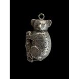 A CHARMING EARLY 20TH CENTURY SILVER PLATE BABY RATTLE OR PENDENT IN THE FORM OF A KOALA. (5.5cm)