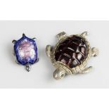 AN ANTIQUE SILVER AND TORTOISESHELL PILL BOX MODELLED IN THE FORM OF A TURTLE AND AN ANTIQUE