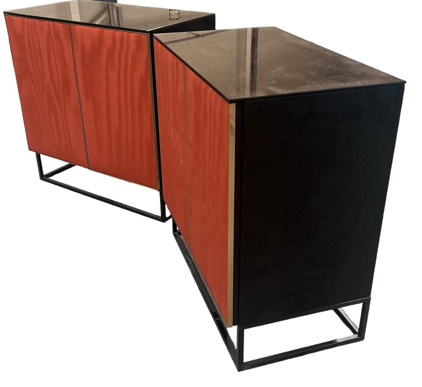 A PAIR OF CONTEMPORARY MIRRORED TOP SIDE CABINET With upholsterer doors and suede sides. (h 72.5cm x - Image 3 of 3