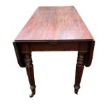 AN EARLY 19TH CENTURY MAHOGANY DROP LEAF EXTENDING DINING TABLE Raised on four reeded legs. (h