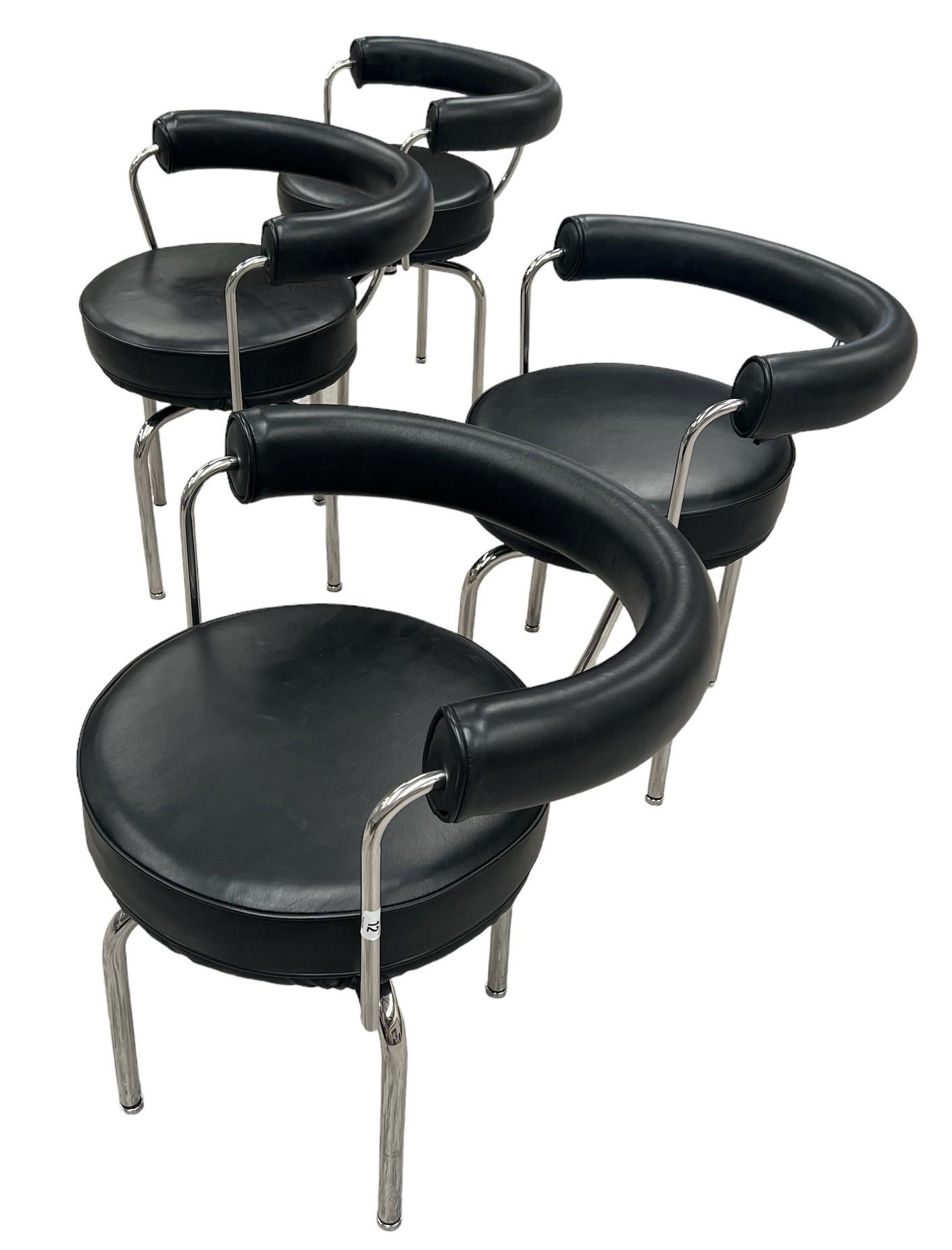 A SET OF FOUR LE CORBUSIER DESIGN LEATHER AND CHROME SWIVEL CHAIRS. PLEASE NOTE THIS LOT IS OFF SITE - Image 2 of 2