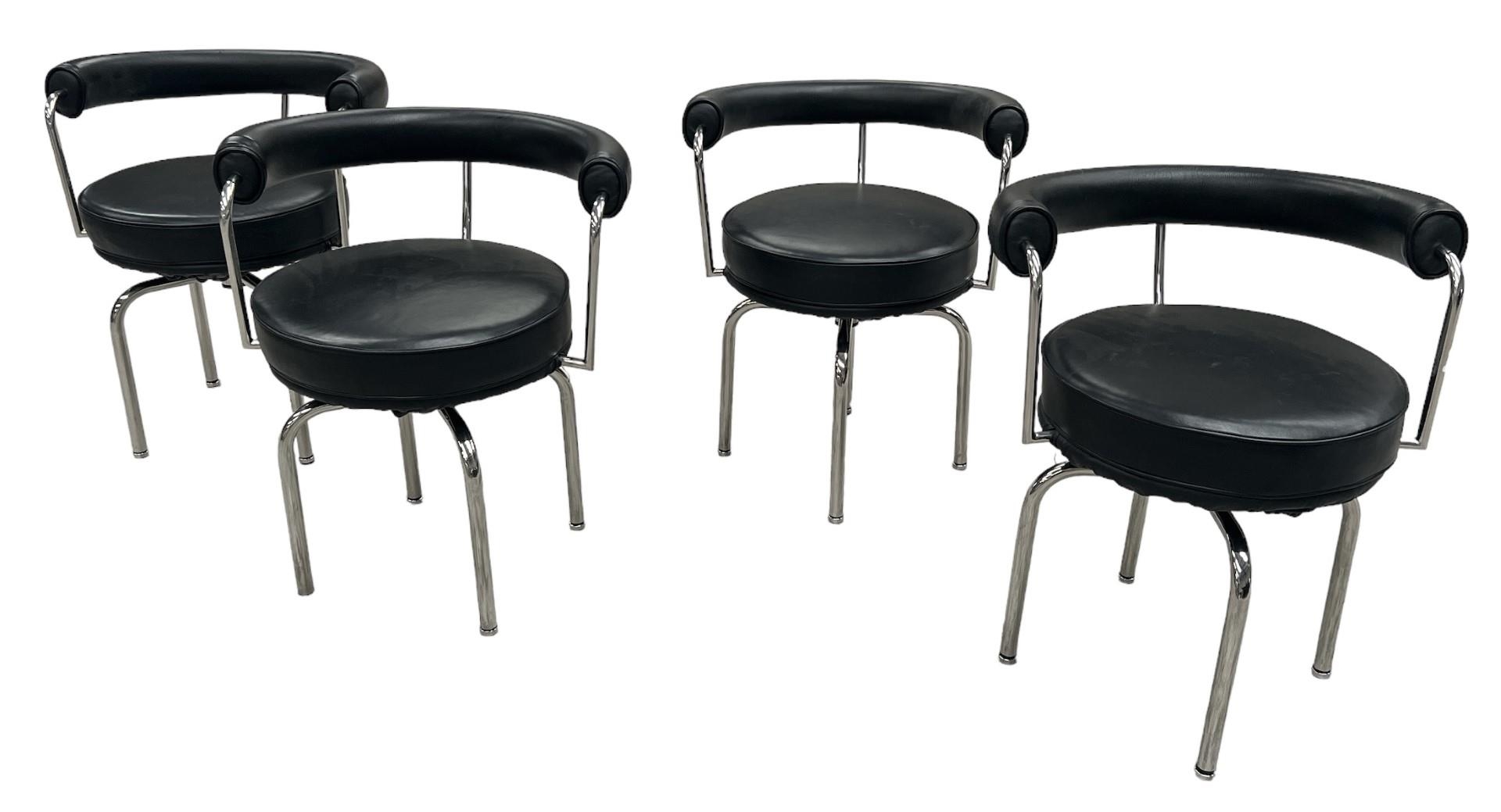 A SET OF FOUR LE CORBUSIER DESIGN LEATHER AND CHROME SWIVEL CHAIRS. PLEASE NOTE THIS LOT IS OFF SITE