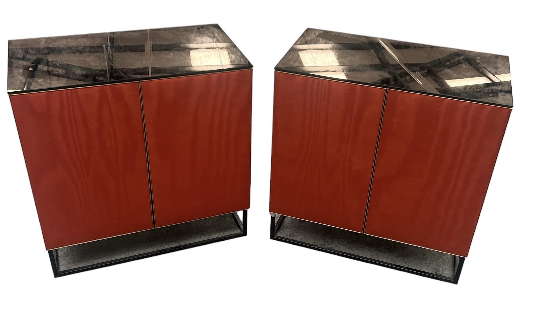 A PAIR OF CONTEMPORARY MIRRORED TOP SIDE CABINET With upholsterer doors and suede sides. (h 72.5cm x