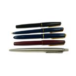 A COLLECTION OF FIVE PARKER PENS, ONE HAVING 14CT GOLD NIB. (5)