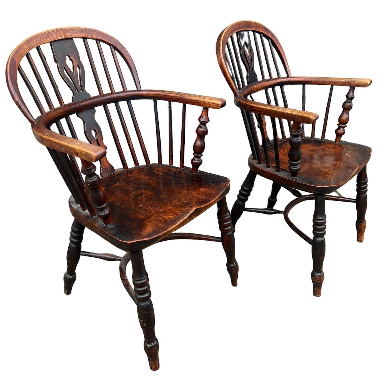 A PAIR OF 19TH CENTURY WINDSOR CHAIRS The pierced splat and turned spindles above solid shaped seat, - Image 3 of 3
