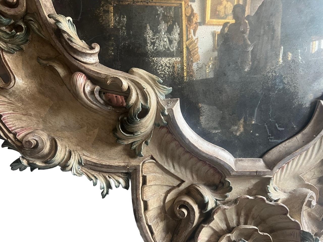 A VERY LARGE AND IMPRESSIVE 18TH CENTURY CARVED WOOD AND PAINTED ITALIAN VENETIAN ROCOCO MIRROR - Image 14 of 18