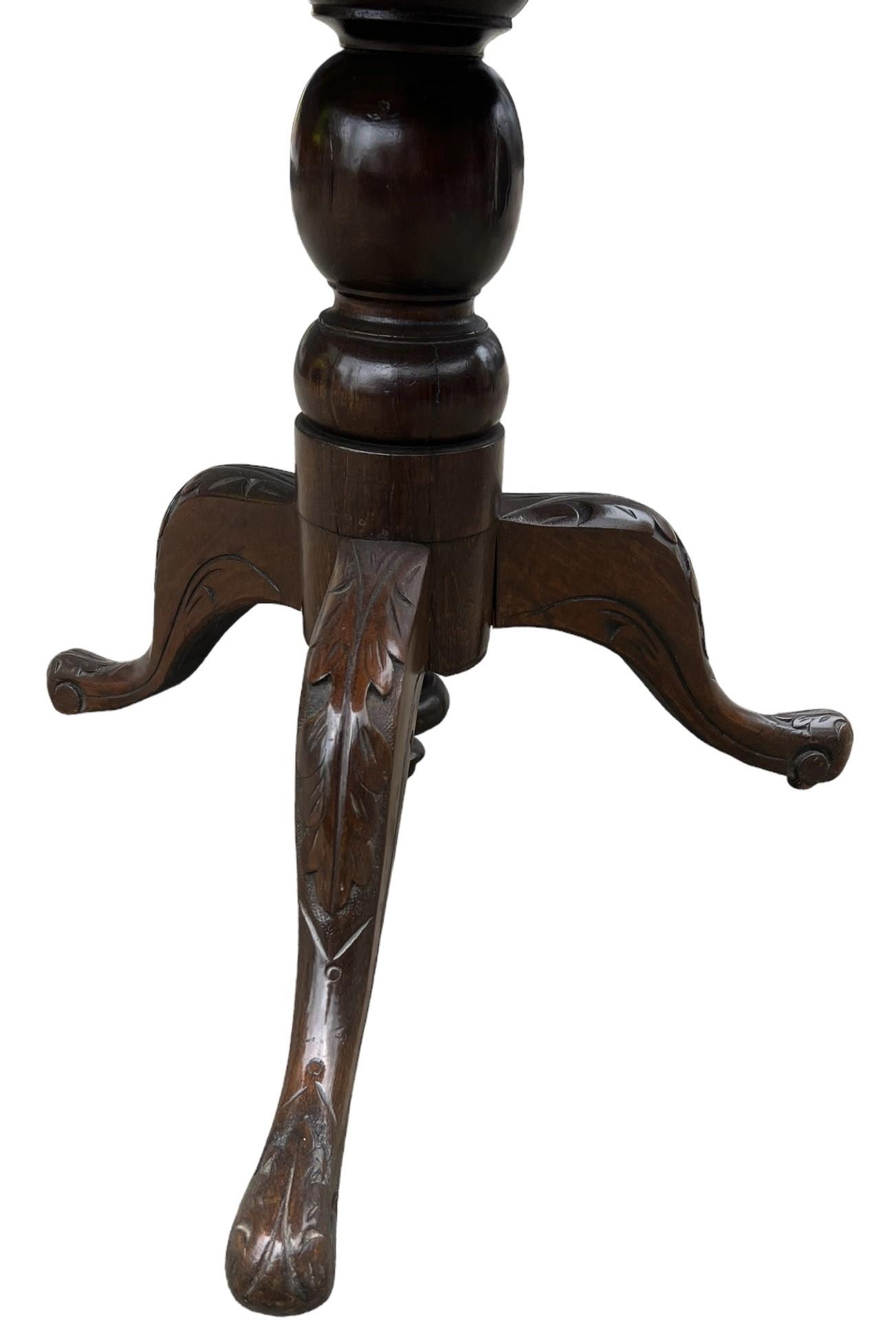 A 19TH CENTURY MAHOGANY CIRCULAR TILT TOP TRIPOD TABLE. - Image 3 of 3