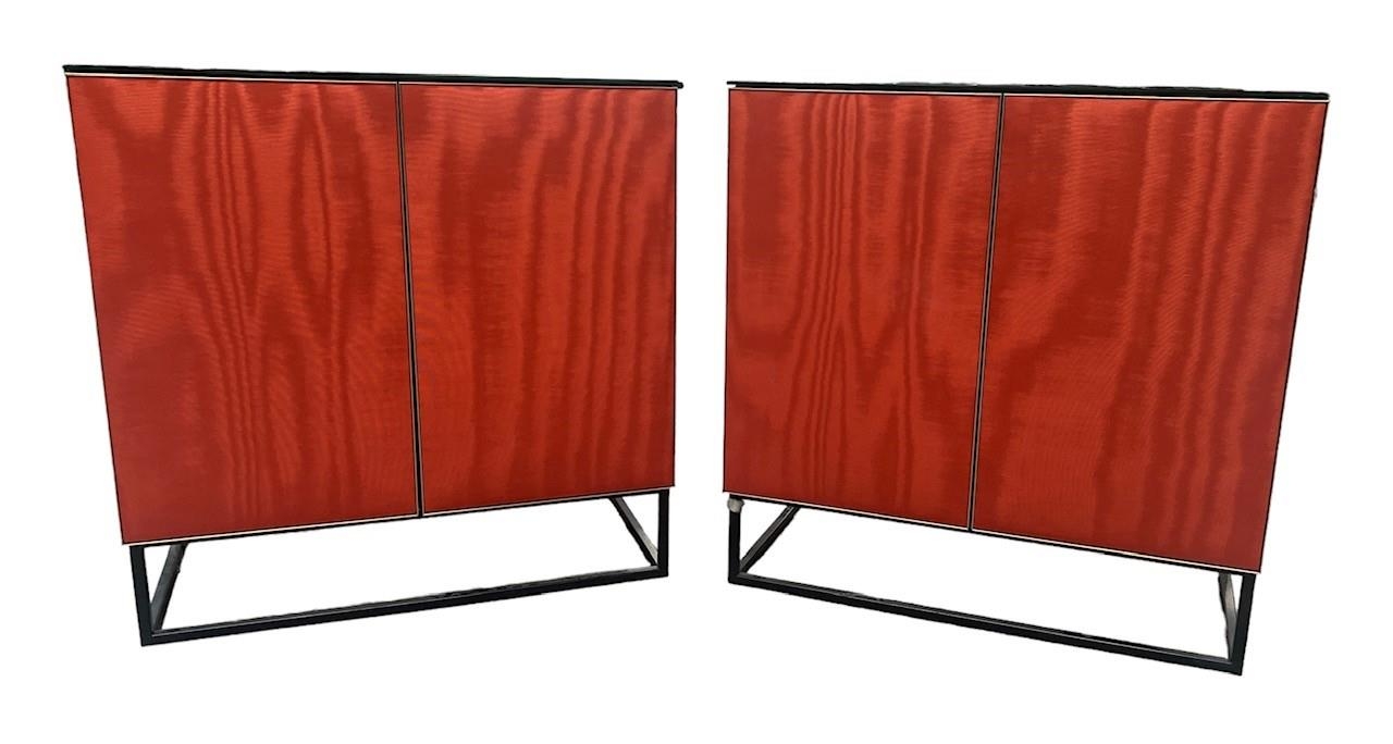 A PAIR OF CONTEMPORARY MIRRORED TOP SIDE CABINET With upholsterer doors and suede sides. (h 72.5cm x - Image 2 of 3