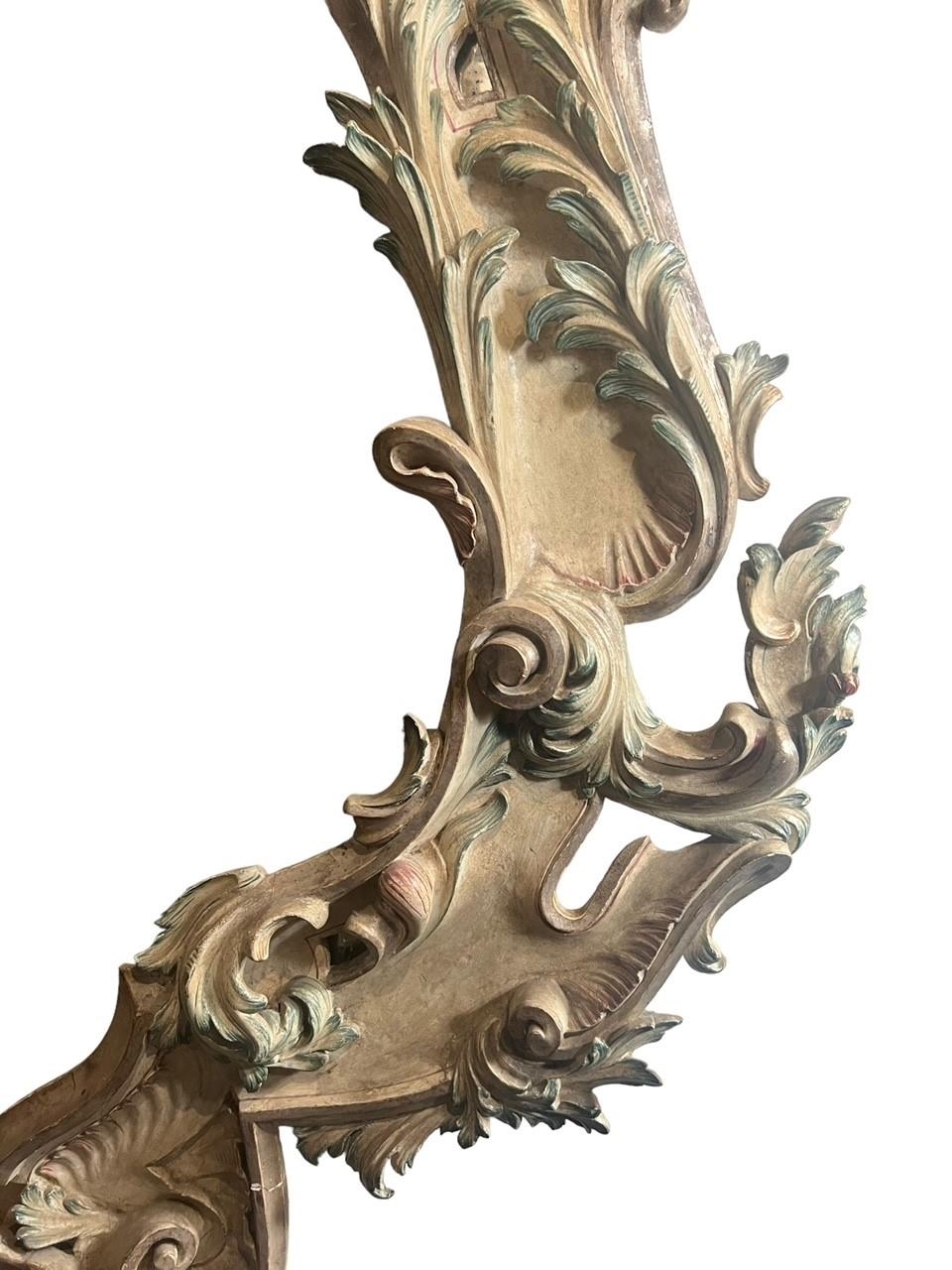 A VERY LARGE AND IMPRESSIVE 18TH CENTURY CARVED WOOD AND PAINTED ITALIAN VENETIAN ROCOCO MIRROR - Image 11 of 18
