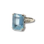 AN 18CT WHITE GOLD AND AQUAMARINE RING The single rectangular cut stone flanked by diamond set