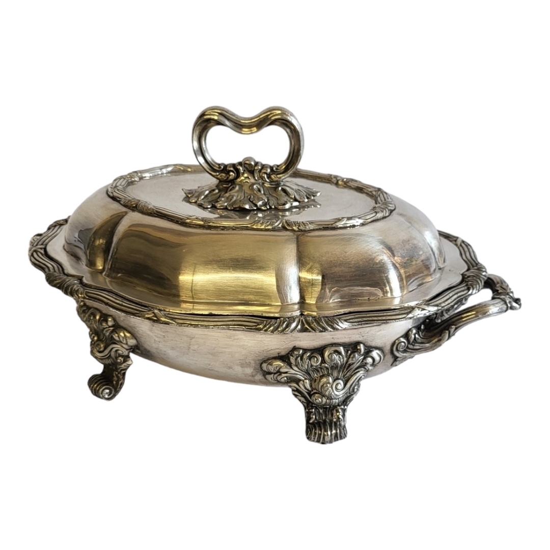 A LARGE 19TH CENTURY SHEFFIELD PLATE ENTREE DISH AND COVER Having a scrolled key handle,reeded - Image 2 of 4