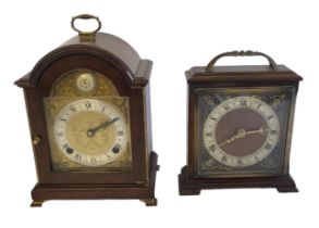 A 20TH CENTURY MAHOGANY AND BRASS MANTLE CLOCK Having a single carry handle, arched brass dial,
