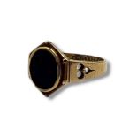 A LATE 19TH/EARLY 20TH CENTURY 15CT GOLD AND HARDSTONE GENT’S SIGNET RING The oval cut bloodstone in