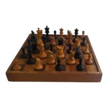 A LATE VICTORIAN EBONY AND BOXWOOD STAUNTON PATTERN STYLE WEIGHTED COMPLETE CHESS SET, CIRCA 1900