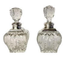 A PAIR OF EARLY 20TH CENTURY SILVER AND CUT LEAD CRYSTAL GLASS SCENT BOTTLE Having square cut