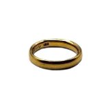 AN EARLY 20TH CENTURY 22CT PLAIN GOLD WEDDING RING. (size L) Condition: good