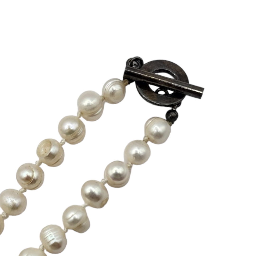 A CONTINENTAL WHITE METAL AND PEARL NECKLACE Having a circular form clasp. (approx 60cm) - Image 2 of 2