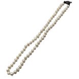 A CONTINENTAL WHITE METAL AND PEARL NECKLACE Having a circular form clasp. (approx 60cm)