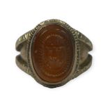 AN WHITE METAL EGYPTIAN REVIVAL HARDSTONE INTAGLIO RING DEPICTING A WINGED SCARAB, WHITE METAL