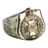 MILITARY INTEREST, A VINTAGE STERLING SILVER GENTLEMAN’S SIGNET RING DEPICTING ROYAL GREEN JACKETS