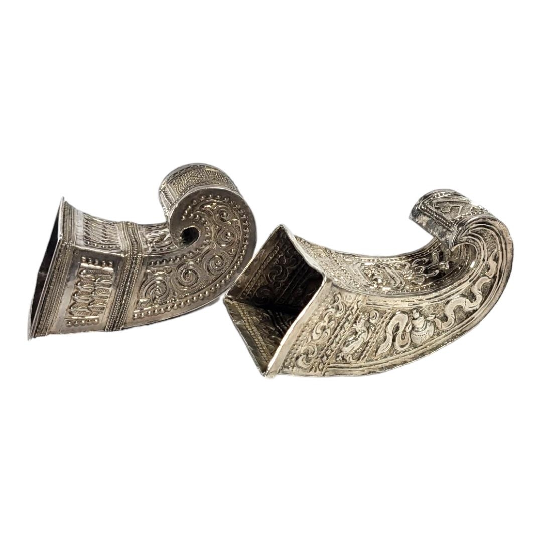 TWO LATE 19TH/EARLY 20TH CENTURY BURMESE SILVER BETEL LEAF HOLDERS Both having intricate chased - Image 3 of 9