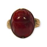 A 19TH CENTURY VICTORIAN ETRUSCAN REVIVAL CARVED CARNELIAN SCARAB RING, HAVING CARVED INTAGLIO BACK,