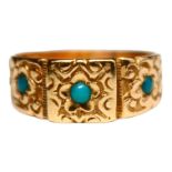 A VICTORIAN 18CT YELLOW GOLD & TURQUOISE RING. Three cabochon turquoises within a chased &