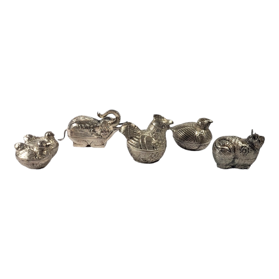 A COLLECTION OF FIVE LATE 19TH/EARLY 20TH CENTURY CAMBODIAN SILVER ANIMAL BETEL BOXES Comprising a - Image 3 of 3